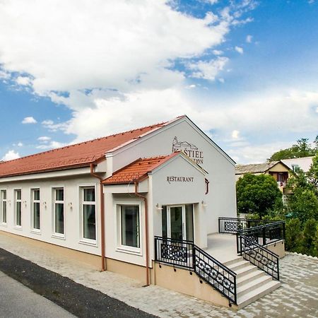 Am Kastiel Penzion Rimavska Sobota Exterior photo
