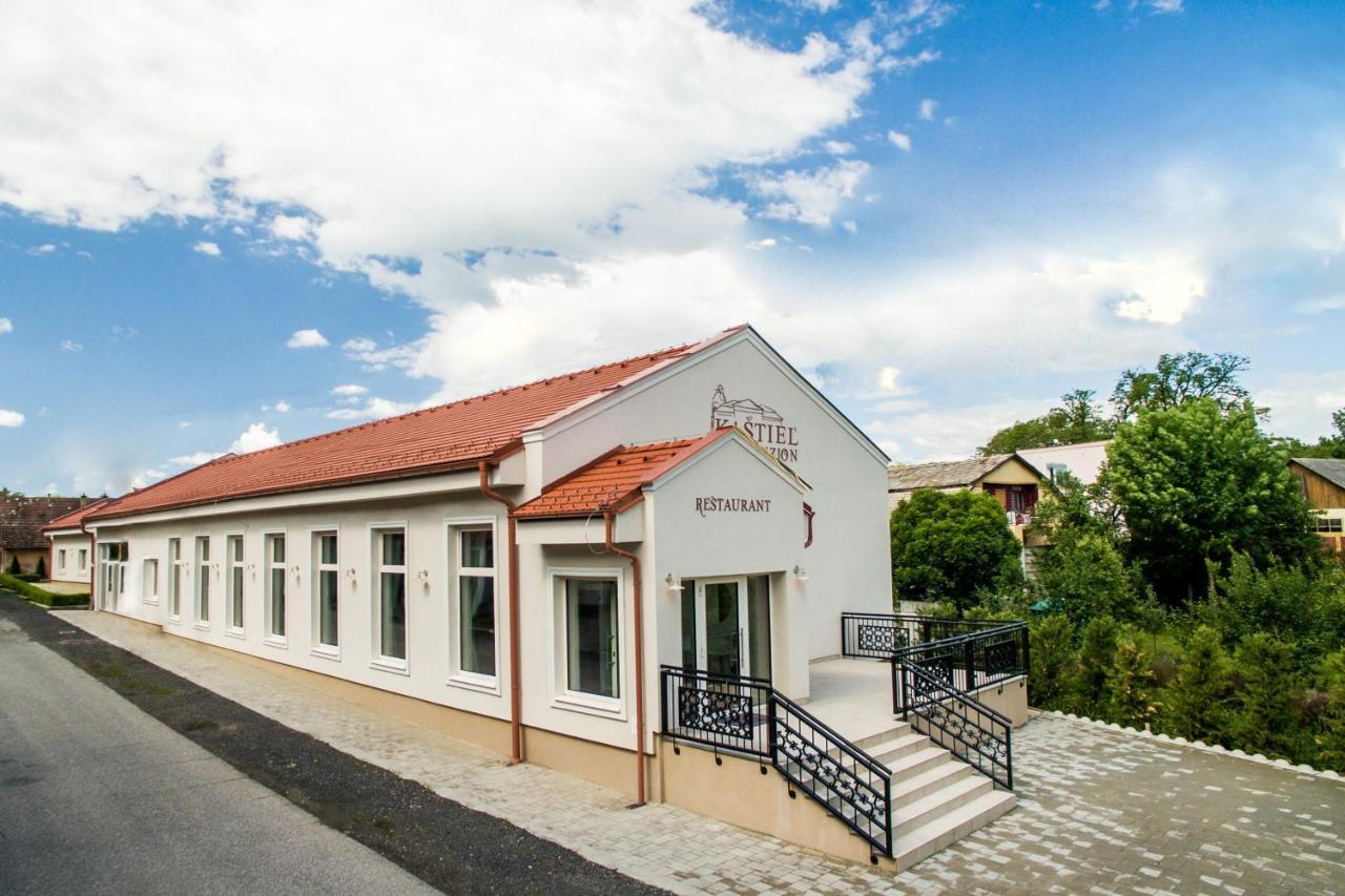 Am Kastiel Penzion Rimavska Sobota Exterior photo